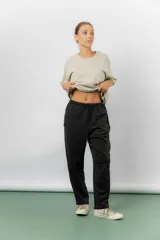 Pantalón jogger de calce relajado color bordó intenso, con cintura elastizada y lazo regulable. Cuenta con bolsillos laterales con cierre invisible y silueta recta levemente afinada.