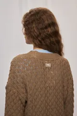 Cardigan de punto calado color tostado, con escote en V y cierre frontal de botones.