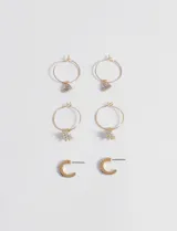Set de aros dorados con strass, incluye aros tipo argolla con dije de corazón y estrella, y aros tipo argolla gruesa.