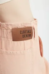 Pantalón capri color melocotón, de tiro alto con cintura elastizada y cuatro botones, bolsillos cargo laterales con solapa y ajuste con hebilla en los tobillos.