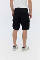 Bermuda cargo color beige de corte recto, con bolsillos laterales amplios con solapa y bolsillos traseros. Presenta largo a la rodilla y costuras definidas.