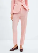 Pantalon de vestir de corte recto y entallado, con diseño clásico de pinzas y cierre frontal. Confeccionado en una mezcla de poliéster, viscosa y elastano, ofrece una estructura elegante ideal para entornos formales u oficina.