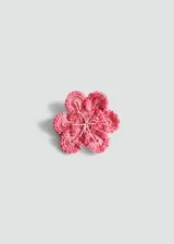 Broche en forma de flor de gran tamaño, confeccionado artesanalmente en tejido de crochet con hilo de poliéster en color rosado.