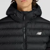 Campera puffer New Balance de color negro, con diseño acolchado, capucha integrada y cierre frontal bidireccional. Presenta el logo de la marca estampado en el pecho y puños elásticos.