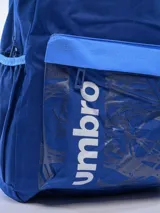 Mochila deportiva Umbro color azul, con compartimento principal con cierre, bolsillo frontal con cierre y estampado gráfico, y logo de la marca aplicado en la parte superior.