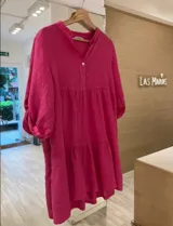 Vestido corto fucsia de lino con cuello mao, mangas 3/4 con botón para recoger y corte escalonado.