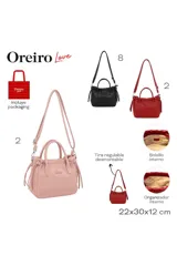 Cartera tipo tote de cuero sintético negro con detalles fruncidos en la parte superior, asas de mano y correa larga ajustable y desmontable. Incluye cordones colgantes a los laterales.