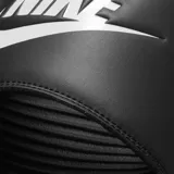 Chancletas Nike Victori One Slide de color negro, con tira ancha en el empeine que presenta el logo y la palabra "Nike" en blanco con relieve. Suela contorneada y texturizada para mayor agarre y comodidad.