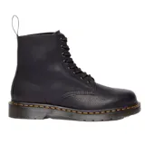 Botas de caña media Dr. Martens modelo 1460 Pascal, confeccionadas en cuero granulado negro. Presentan cierre mediante cordones, suela de goma con cámara de aire y el característico pespunte amarillo en el borde.