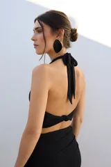 Top corto color marrón oscuro, estilo halter con escote pronunciado en V.