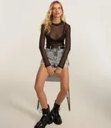 Short de jeans de mujer, modelo slim fit, color celeste claro con efecto desgastado y terminación deshilachada en el ruedo. Presenta tiro alto, trabillas para cinturón y cierre frontal tradicional.
