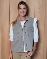 Chaleco de gabardina color gris, con cuello camisero, cierre frontal con botones metálicos y dos bolsillos frontales con solapa.