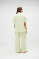 Camisa de manga corta de algodón con diseño a rayas en tonos amarillo y blanco, calce holgado, cuello solapa y bolsillo aplicado en el pecho.