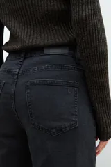 Pantalón de jean negro de corte flare.