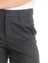 Pantalón de vestir marca Tahari, con diseño de estampado príncipe de gales en tonos oscuros. Presenta corte recto, pretina con pasadores, cierre frontal con broche y bolsillos laterales funcionales.