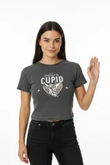 Remera de algodón de manga corta, color gris oscuro con efecto gastado, corte ajustado al cuerpo y cuello redondo. Estampado frontal con la frase "Delivered by Cupid" y una ilustración de Cupido con alas.
