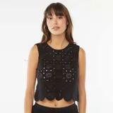 Crop top negro sin mangas de macramé con diseño floral y ruedo festoneado.