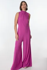 Mono marrón sin mangas, con cuello alto fruncido y lazo en la cintura.