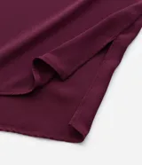 Blusa tipo bata de crepé color bordó, con cuello redondo, detalle de escote en V y mangas 3/4 con fruncidos.
