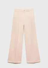 Pantalón de jean color rosa pálido, de corte wideleg, tiro alto, con cierre frontal de cremallera y botón, trabillas para cinturón y bolsillos laterales.