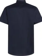 Camisa de manga corta Tommy Hilfiger confeccionada en popelín de algodón, con cuello abotonado y cierre frontal de botones. Presenta un corte regular y el logo de la marca bordado en el pecho.