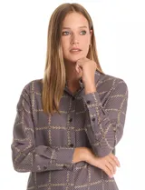Camisa de gasa marca Elie Tahari, con cuello camisero, cierre frontal de botones y mangas largas con puños abotonados. Presenta un estampado geométrico de cadenas sobre un fondo gris con rayas diagonales.