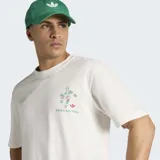 Remera de algodón color blanco, de corte clásico y cuello redondo. Presenta un pequeño estampado en el pecho con la mascota Ciao y el logo del Trifolio de Adidas.
