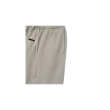 Short de felpa Fear of God Essentials, modelo Active Trace Relaxed Sweatshort, color gris claro, de corte relajado, con cintura elástica con cordón ajustable y bolsillos laterales.