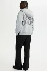 Campera con capucha de felpa gris, con cierre frontal completo, bolsillos tipo canguro y estampado tipográfico en el pecho. Presenta hombros caídos y puños acanalados.