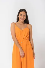 Vestido largo color naranja de breteles finos, con escote en V y botones frontales.