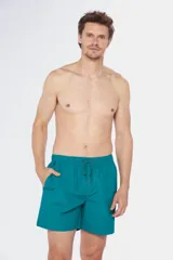 Short de baño liso color verde esmeralda, con cintura elástica y cordón ajustable.