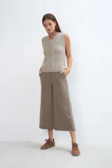 Chaleco de lana color crudo, tejido con escote en V y diseño con diferentes puntos combinados en el frente.