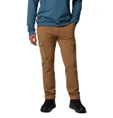 Pantalón cargo color marrón, de corte recto y ajuste cómodo, confeccionado en mezcla de algodón elástico. Cuenta con bolsillos laterales con solapa, bolsillos para las manos reforzados y trabillas en la cintura.