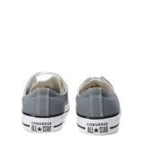 Championes urbanos Converse modelo Chuck Taylor All Star Ox, de corte bajo, confeccionados en lona color gris con puntera y suela de goma blanca.