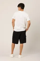 Bermuda cargo negra de gabardina con licra, corte a la rodilla y bolsillos laterales tipo cargo.