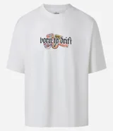 Remera blanca de corte oversized con mangas cortas y estampado frontal con la frase "Born to Drift".