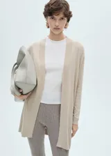 Cardigan de punto fino en color beige, con diseño abierto sin cierre, cuello en pico y manga larga.