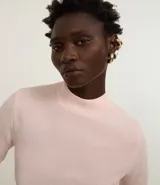 Blusa femenina de chenille color marrón con cuello alto y mangas largas.