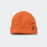 Gorro de lana color naranja, con ajuste estilo pescador y puños enrollados.