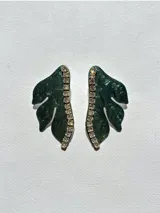 Par de aros con forma de hoja verde con borde de strass.