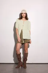 Short de lino color azul, con cintura elastizada y caída fluida.