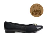 Zapato casual Usaflex, modelo Judith, color negro con punta redonda y detalle de adorno dorado en el empeine. Diseñado con tecnología de memoria permanente y especial para juanetes.