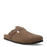 Zuecos de hombre marca Freeway, confeccionados en gamuza color taupe. Presentan una hebilla metálica lateral ajustable, plantilla de corcho y suela de goma negra antideslizante.