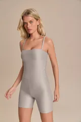 Jumpsuit corto de diseño ajustado con escote cuadrado y breteles finos. Confeccionado en tejido técnico con acabado ligeramente brillante y textura acanalada, ofrece compresión media y alta elasticidad.