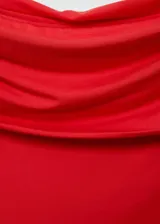 Vestido corto entallado de color rojo, con escote Bardot de hombros descubiertos y detalle fruncido en las mangas.