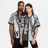 Camiseta de fútbol Nike en blanco y negro con estampado abstracto, cuello en V y mangas cortas con puños acanalados.