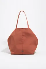 Bolso shopper grande Bimba Y Lola de color amarillo, con exterior de nylon, asas de hombro y detalles en piel. Cuenta con cierre de mosquetón y logo metálico de la marca en la parte frontal.