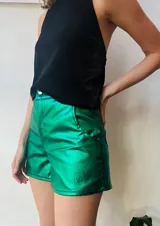 Short de cuero sintético color verde esmeralda, con bolsillos delanteros y traseros.