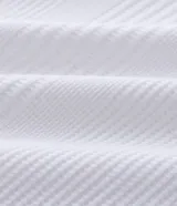 Remera polo blanca de viscosa texturizada con rayas, cuello y puños de mangas cortas en ribana con detalles contrastantes en negro.