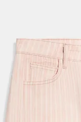 Jeans de tiro medio de Zara Woman Collection, con diseño de rayas verticales en tonos rosados y blancos. Presenta corte de pierna recta y relajada, largo al tobillo, cintura con trabillas, cinco bolsillos y cierre frontal con cremallera y botón metálico.